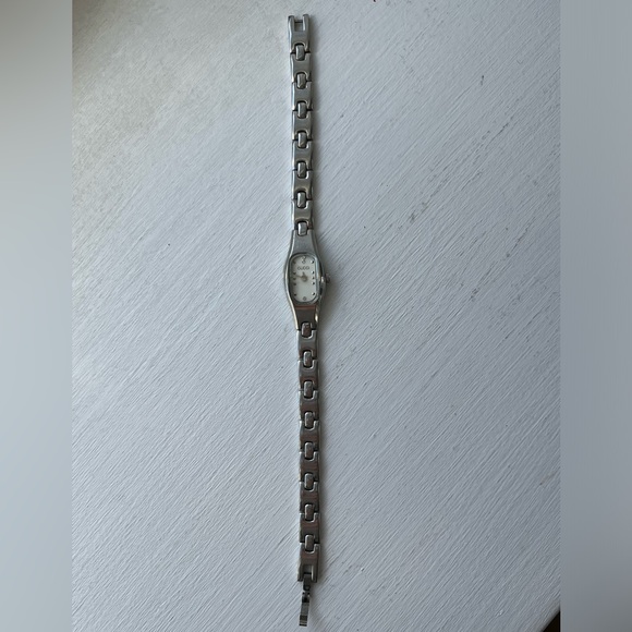 Women's Gucci Quartz Analog Dress Watch Model No 685L, vintage - Picture 3 of 6